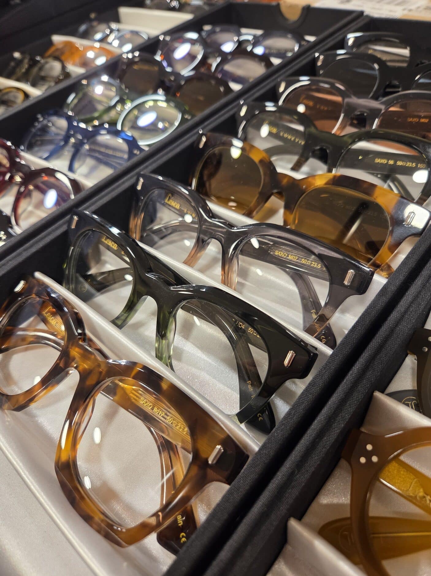 Un évèment en boutique qui présente toutes les déclinaisons de couleurs pour chaque monture.